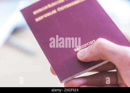 Gros plan de doigts tenant un passeport pour voyager, aéroport, ?passeport? Banque D'Images