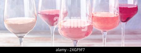 Vin rose de différentes nuances. Panorama tonique, de nombreuses lunettes de vin Banque D'Images