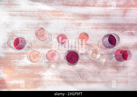 Types de vin. Beaucoup de verres à vin, tourné du haut, image tonifiée Banque D'Images