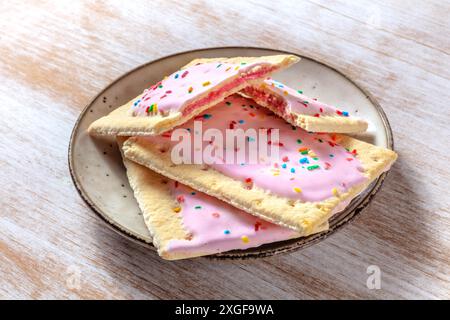 Tartes pop à la fraise sur une assiette sur une table en bois rustique. Grille-pain Banque D'Images