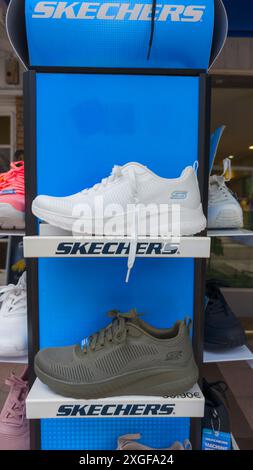 Bordeaux , France - 07 08 2024 : Skechers logo marque et signe de texte affichage boutique chaussures de sport boutique chaussures mode sport Banque D'Images