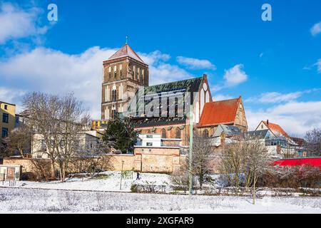 Vue de l'église Saint-Nicolas en hiver dans la ville hanséatique de Rostock Banque D'Images