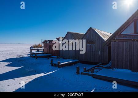 Boathouses sur le Bodden près d'Ahrenshoop sur le Fischland-Darss en hiver Banque D'Images