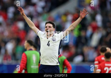 DUSSELDORF, ALLEMAGNE - 06 JUILLET : L'Angleterre Declan Rice célèbre avec les supporters la victoire de leur équipe lors du match de quart de finale de l'UEFA EURO 2024 entre l'Angleterre et la Suisse à la Düsseldorf Arena le 06 juillet 2024 à Dusseldorf, Allemagne. © diebilderwelt / Alamy Stock Banque D'Images