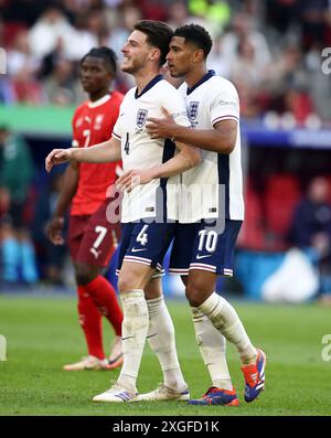 DUSSELDORF, ALLEMAGNE - 06 JUILLET : Declan Rice, de l'Angleterre, avec Jude Bellingham, de l'Angleterre lors du match de quart de finale de l'UEFA EURO 2024 opposant l'Angleterre et la Suisse à la Düsseldorf Arena le 06 juillet 2024 à Dusseldorf, Allemagne. © diebilderwelt / Alamy Stock Banque D'Images