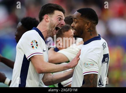 DUSSELDORF, ALLEMAGNE - 06 JUILLET : Declan Rice, d'Angleterre, fête avec Ivan Toney, d'Angleterre, après la victoire de leurs équipes lors du match quart de finale de l'UEFA EURO 2024 entre l'Angleterre et la Suisse à la Düsseldorf Arena le 06 juillet 2024 à Dusseldorf, Allemagne. © diebilderwelt / Alamy Stock Banque D'Images