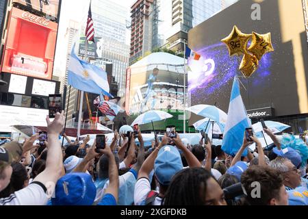 Les supporters argentins se réjouissent alors qu'ils se rassemblent à Times Square, New York, le 8 juillet 2024, à la veille du match de demi-finale du tournoi CONMEBOL Copa America 2024 entre l'Argentine et le Canada. Crédit : Brazil photo Press/Alamy Live News Banque D'Images