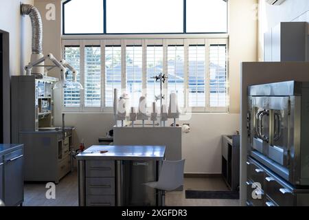 Laboratoire prothétique avec équipement et outils pour la création de membres artificiels Banque D'Images