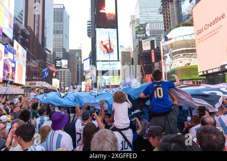 Les supporters argentins se réjouissent alors qu'ils se rassemblent à Times Square, New York, le 8 juillet 2024, à la veille du match de demi-finale du tournoi CONMEBOL Copa America 2024 entre l'Argentine et le Canada. Crédit : Brazil photo Press/Alamy Live News Banque D'Images