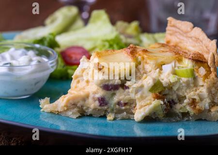 Quiche française lorraine avec salade sur bois Banque D'Images