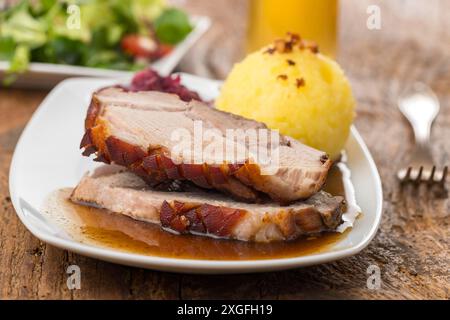 Porc rôti bavarois avec boulettes Banque D'Images