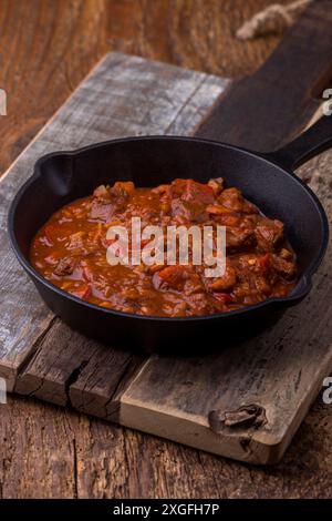 Goulash hongrois dans une poêle en fer Banque D'Images