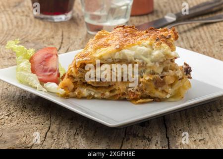 Portion de lasagnes sur une assiette blanche Banque D'Images