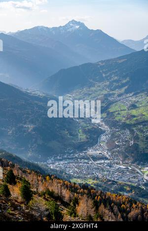 Vue de Landeck dans le Tyrol et la vallée d'Inntal, Tyrol, Autriche Banque D'Images