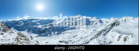 Vue aérienne, paysage de montagne enneigé, vue de Cevedale dans le groupe Ortler, trente, Italie Banque D'Images