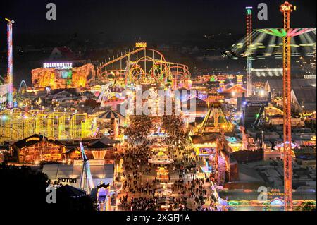 Rue des tentes de bière, rue principale la nuit avec montagnes russes illuminées, grande roue, stands, tentes de bière, Oktoberfest, Wiesn, Wies'n, Munich Banque D'Images