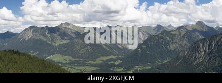 Panorama de montagne de Soellereck à Nebelhorn, 2224m, Schattenberg, 1845m, Schneck, 2268m, Riffenkopf, 1748m, et Hoefats, 2259m, Allgaeu Alpes Banque D'Images