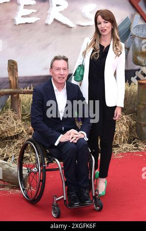 Frank Gardner und Elizabeth Rizzini BEI der Premiere des Kinofilms Twisters im Cineworld Leicester Square. Londres, 08.07.2024 *** Frank Gardner et Elizabeth Rizzini lors de la première du film Twister au Cineworld Leicester Square Londres, 08 07 2024 Foto:xs.xVasx/xFuturexImagex twisters 4716 Banque D'Images