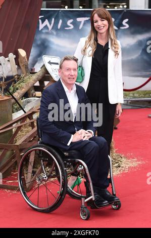 Frank Gardner und Elizabeth Rizzini BEI der Premiere des Kinofilms Twisters im Cineworld Leicester Square. Londres, 08.07.2024 *** Frank Gardner et Elizabeth Rizzini lors de la première du film Twister au Cineworld Leicester Square Londres, 08 07 2024 Foto:xs.xVasx/xFuturexImagex twisters 4715 Banque D'Images