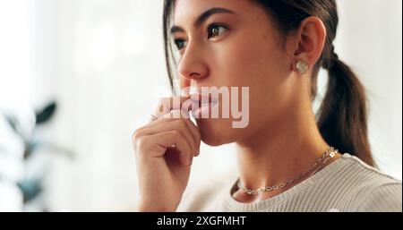 Femme, maison et anxiété avec des ongles mordus pour la pensée ou le stress ou la crise avec la résolution de problèmes. Personne féminine, à la maison et inquiète ou nerveuse comme Banque D'Images