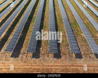 Vue aérienne de rangées de panneaux solaires sur des terres agricoles rurales à Moolort dans le centre de Victoria, Australie Banque D'Images