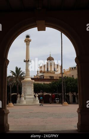 Vue au centre-ville d'Almeria à travers l'arche, Plaza de la Constitucion, Andalousie, Espagne Banque D'Images