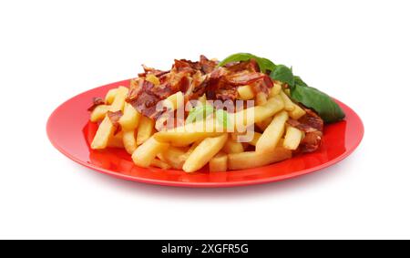 Délicieuses frites avec tranches de bacon et basilic isolées sur blanc Banque D'Images