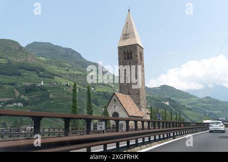 Chiesa di San Martino romane un Campiglio Saint-martin en Kampill (église Saint Martin) vu de l'Autostrada del Brennero A22 à Bolzano/Bozen, tr Banque D'Images