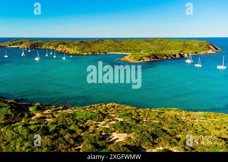 Vue aérienne de la plage es Grau à Minorque pendant une journée d'été ensoleillée. Plage immaculée avec des eaux bleues propres, paysage de drone de l'île baléares de Menorc Banque D'Images