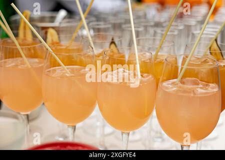 Cocktails alcoolisés à l'orange servis en rangées sur une table de buffet dans des verres élégants lors d'un événement traiteur Banque D'Images