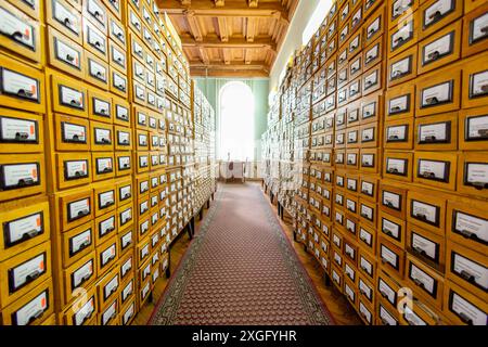 index de cartes avec des cartes dans une bibliothèque. Rangées de boîtes en bois avec des informations. Archiver Banque D'Images