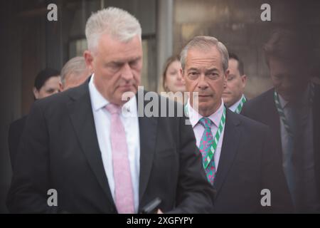 Londres, Royaume-Uni. 09 juillet 2024. Le chef réformiste et député nouvellement élu NIGEL FARAGE est vu arriver au Parlement à Westminster avec Richard TICE, Lee Anderson et Rupert Lowe et James McMurdock. Le Parti travailliste a remporté 411 sièges après que l'ancien premier ministre britannique Rishi Sunak eut convoqué une élection générale anticipée surprise plus tôt ce mois-ci. Crédit photo : Ben Cawthra/Sipa USA crédit : Sipa USA/Alamy Live News Banque D'Images