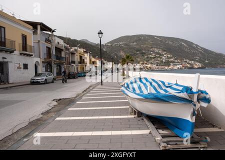 Promenade à Canneto, île de Lipari, Italie Banque D'Images