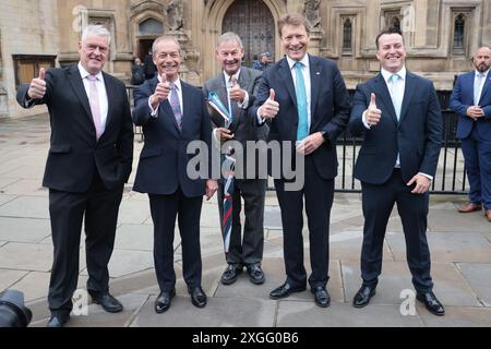 Londres, Royaume-Uni. 09 juillet 2024. Le chef réformiste et député nouvellement élu NIGEL FARAGE est vu arriver au Parlement à Westminster avec Richard TICE, Lee Anderson et Rupert Lowe et James McMurdock. Le Parti travailliste a remporté 411 sièges après que l'ancien premier ministre britannique Rishi Sunak eut convoqué une élection générale anticipée surprise plus tôt ce mois-ci. Crédit photo : Ben Cawthra/Sipa USA crédit : Sipa USA/Alamy Live News Banque D'Images