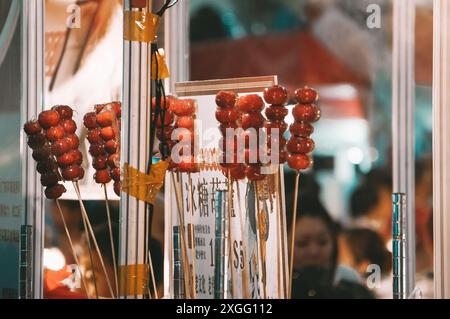 Singapour - 19 février 2015 : vendeur d'en-cas de rue, sucreries chinoises. Banque D'Images