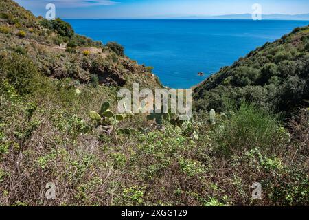 Vue imprenable le long de la côte de l'île de Lipari, îles éoliennes, Italie Banque D'Images