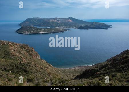 Vue imprenable le long de la côte de l'île de Lipari, îles éoliennes, Italie Banque D'Images