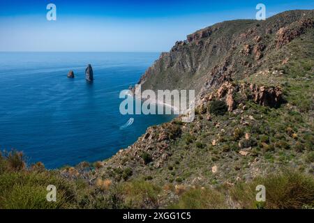 Vue imprenable le long de la côte de l'île de Lipari, îles éoliennes, Italie Banque D'Images