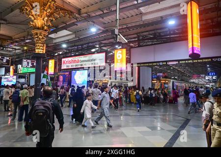 Mumbai, Inde - 15 avril 2024 : des personnes non identifiées à l'intérieur du terminus de Chhatrapati Shivaji pendant les heures de pointe. C'est l'une des gares les plus fréquentées pour Banque D'Images