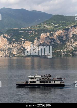 MALCESINE, ITALIE - 14 JUIN 2024 : le ferry "Peler" de la flotte Gestione Navigazione Laghi sur le lac de Garde Banque D'Images