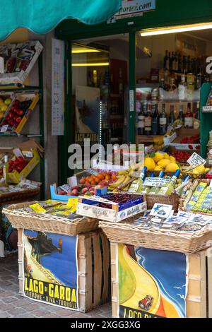 RIVA DEL GARDA, ITALIE - 14 JUIN 2024 : petite boutique dans la vieille ville avec panneau Banque D'Images