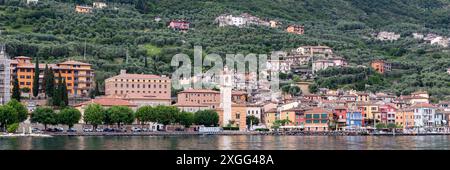 CASTELLETTO di BRENZONE, ITALIE - 14 JUIN 2024 : vue panoramique du village depuis le lac de Garde Banque D'Images