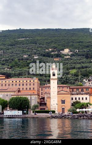 CASTELLETTO di BRENZONE, ITALIE - 14 JUIN 2024 : vue sur le village depuis le lac de Garde Banque D'Images