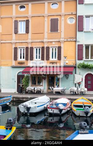 CASTELLETTO di BRENZONE, ITALIE - 14 JUIN 2024 : vue sur le petit port du village Banque D'Images