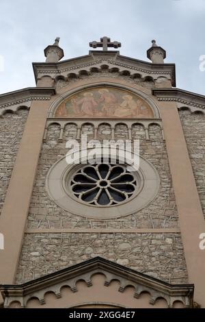 CASTELLETTO di BRENZONE, ITALIE - 14 JUIN 2024 : vue extérieure de l'église San Carlo Borromeo (Chiesa di San Carlo Borromeo) Banque D'Images