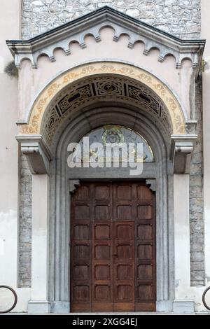 CASTELLETTO di BRENZONE, ITALIE - 14 JUIN 2024 : porte d'entrée de l'église San Carlo Borromeo (Chiesa di San Carlo Borromeo) Banque D'Images