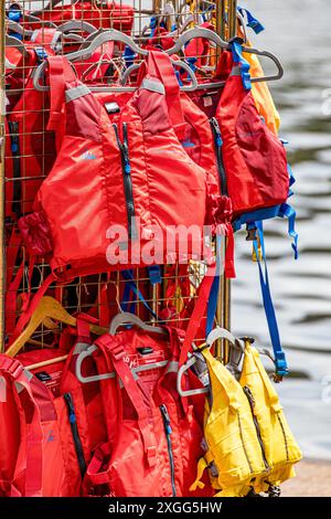 gilet de sauvetage de couleurs vives, aide à la flottabilité, gilet de sauvetage, dispositifs de flottaison suspendus Banque D'Images