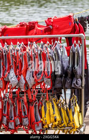 gilet de sauvetage de couleurs vives, aide à la flottabilité, gilet de sauvetage, dispositifs de flottaison suspendus Banque D'Images