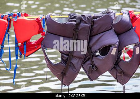 gilet de sauvetage de couleurs vives, aide à la flottabilité, gilet de sauvetage, dispositifs de flottaison suspendus Banque D'Images