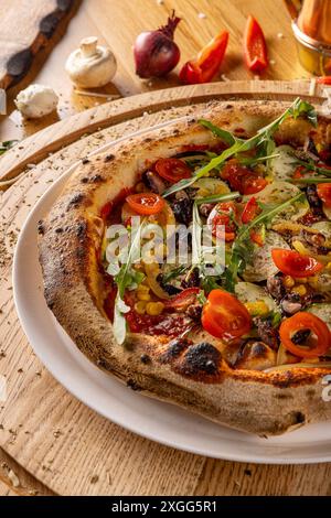 Délicieuse pizza végétarienne avec des légumes sur fond en bois de gros plan Banque D'Images